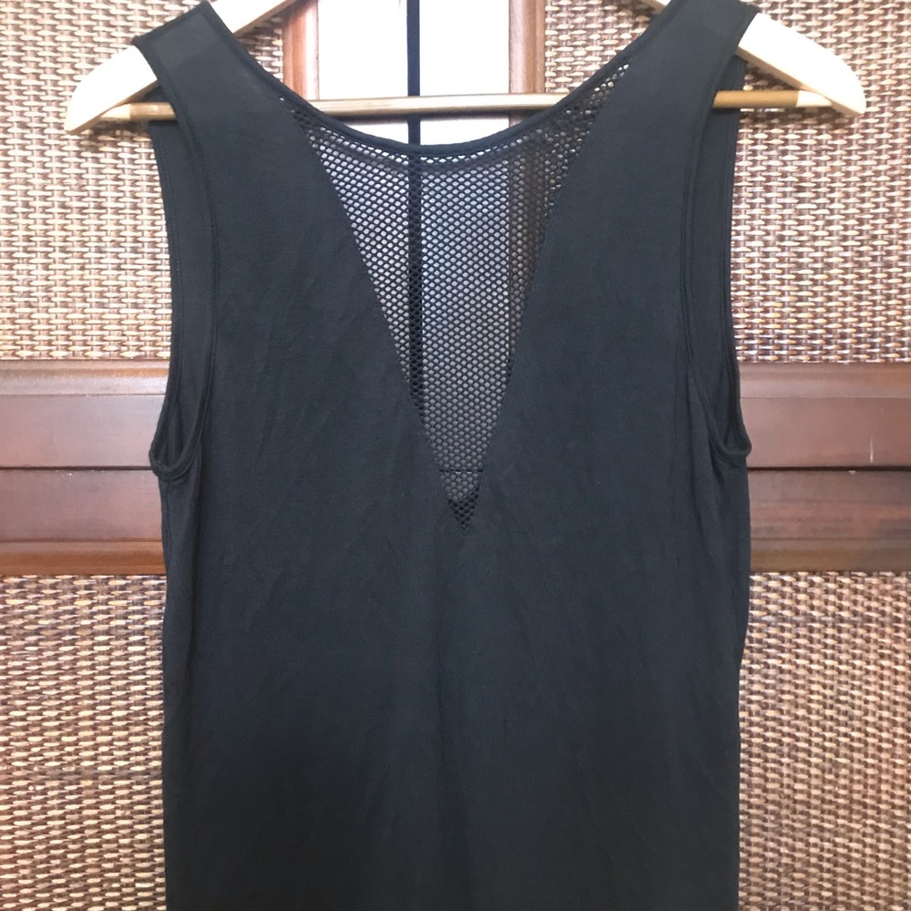ALO Yoga “warm up” mesh v neck tank